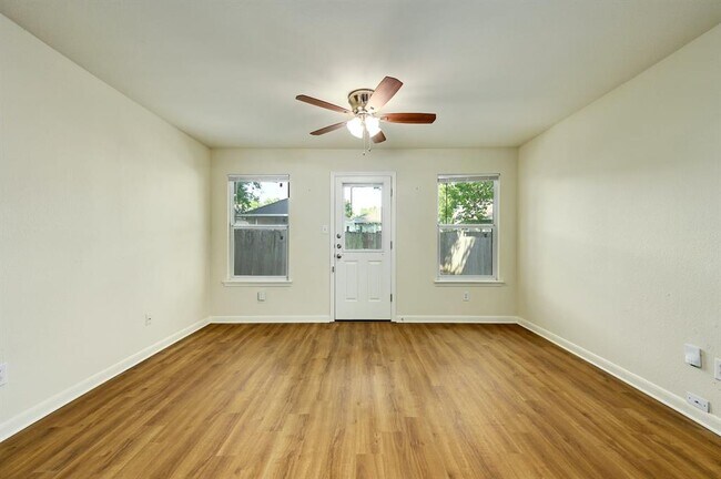 Foto del edificio - 1531 Parkfield Cir