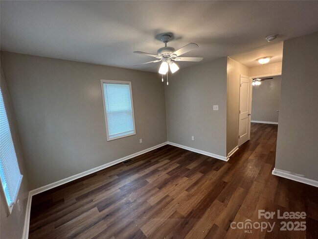 Foto del edificio - 621 W Iredell Ave