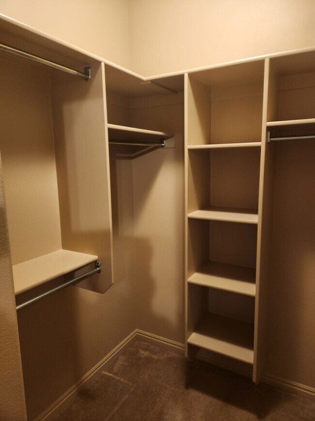 Building Photo - Sweet Coral Canyon 3/2 with garage and pri...