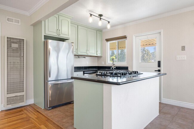 Foto del edificio - Stunning 2-Bed, 1-Bath Condo in the Heart ...
