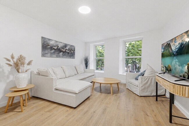 Building Photo - 2060 R. Saint-Denis