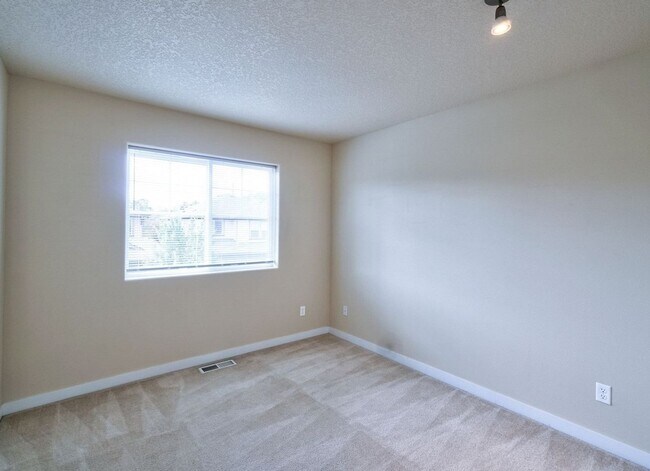 Building Photo - Beautiful Corner Lot 4 BD* 2.5 BA* Single ...