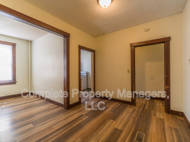 Foto del edificio - 325 E Washington St