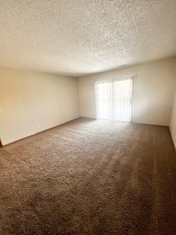 Foto del edificio - 5120 Emerald Dr