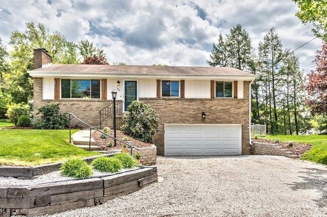Foto del edificio - Stunning Shaler Township Pool Home