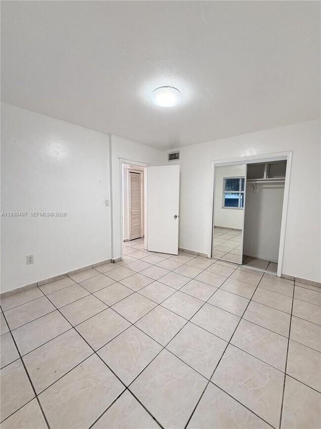 Foto del edificio - 1860 SW 22nd St