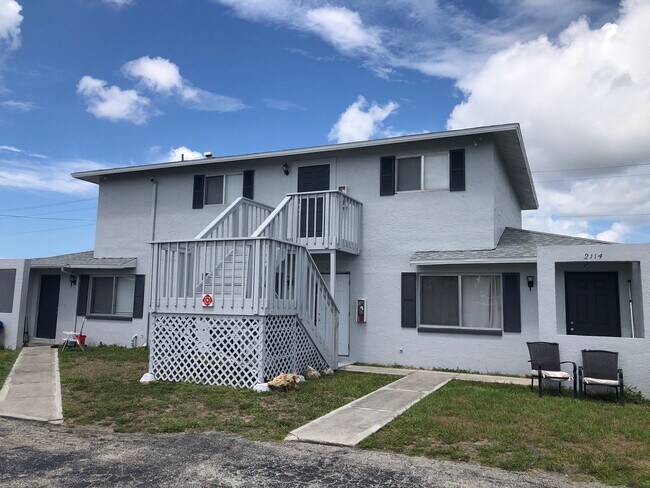 Building Photo - Large 3 Bedroom 2 Bath 2nd Floor Apartment