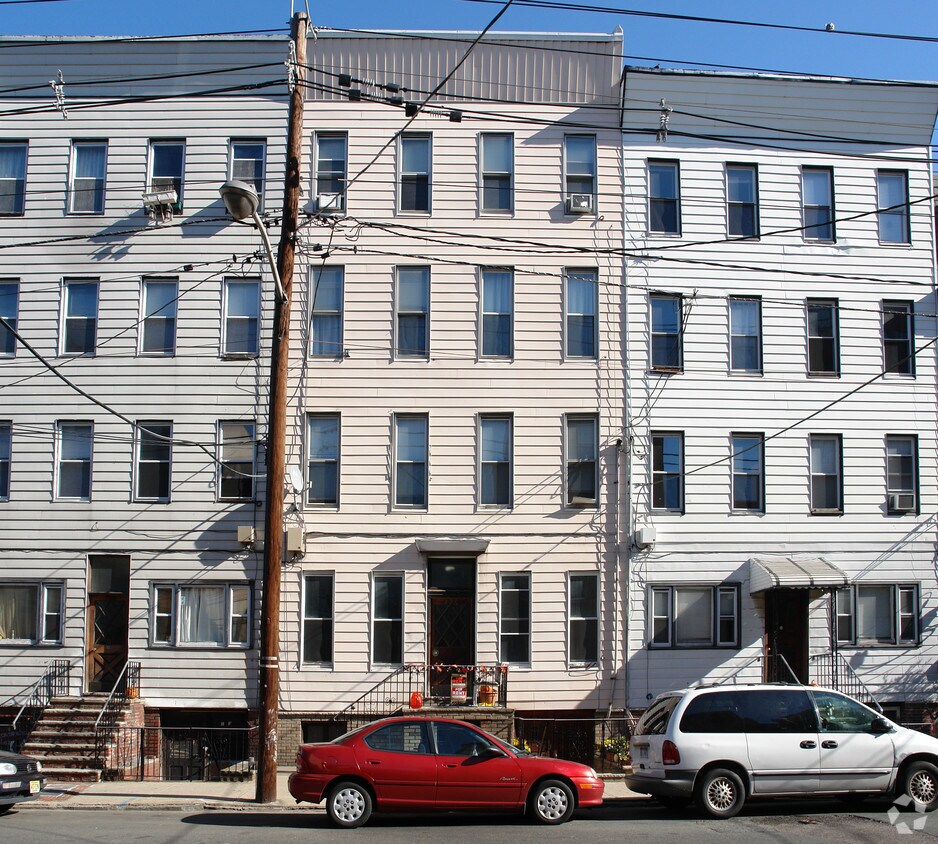 Foto del edificio - 323 Grand St
