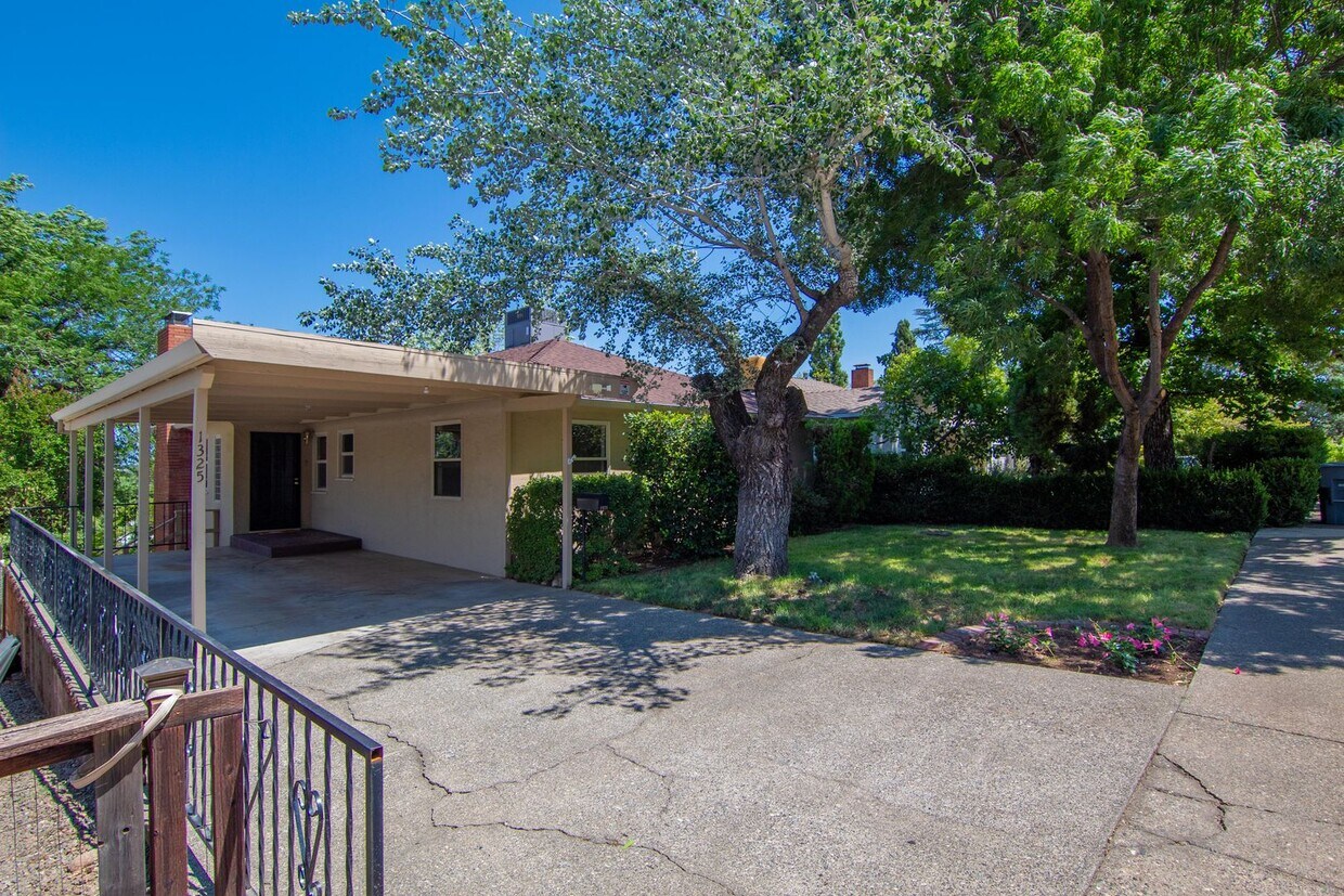 Primary Photo - Spacious Custom Redding Home with Characte...