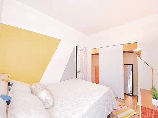 Foto del edificio - Furnished room/NOT APARTMENT