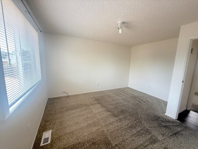 Foto del edificio - Spacious 4 Bedroom Home in Meadowood Neighborhood in East Aurora and Minutes to Buckley SFB