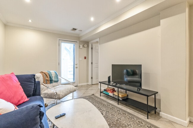 Living room/entry - 1304 Belmont St NW