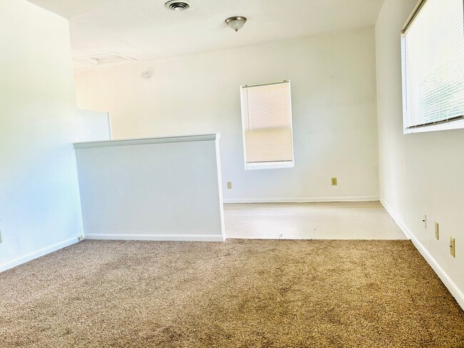 Building Photo - Affordable, Spacious 1 Bedroom Home