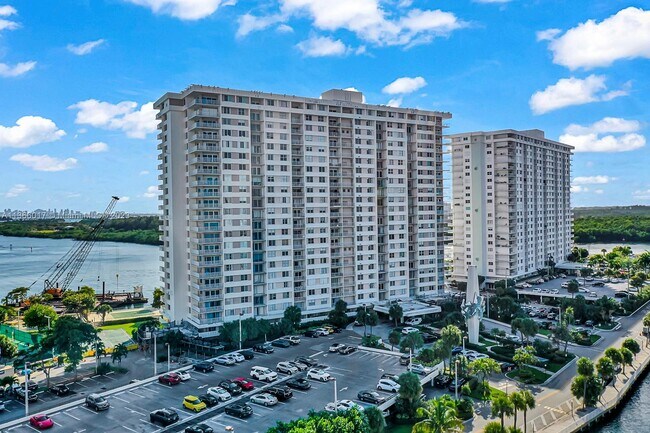 Foto del edificio - 300 Bayview Dr