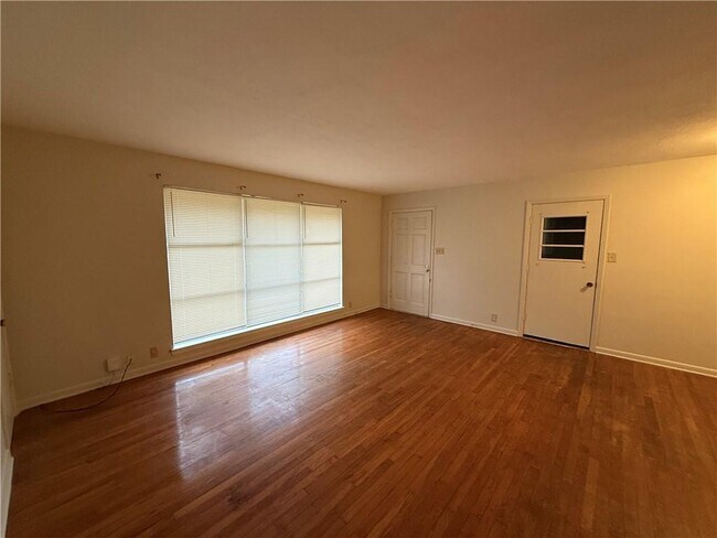 Foto del edificio - 2465 Rothfield Pl