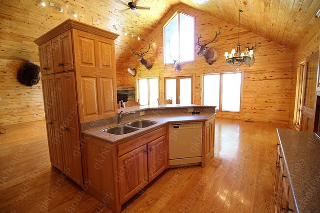 Building Photo - 4 bed / 3.5 bath home
