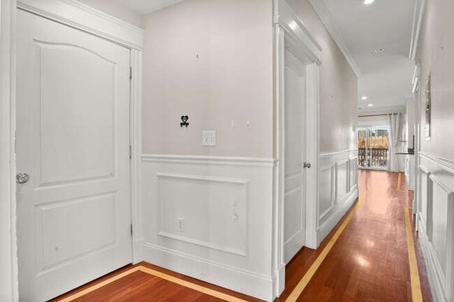 Building Photo - 472 E 3rd St
