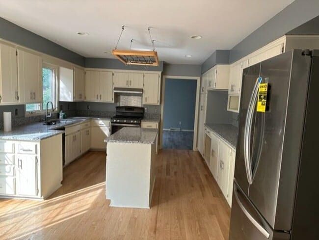 Building Photo - Spacious two story 5 bedroom home! Complet...