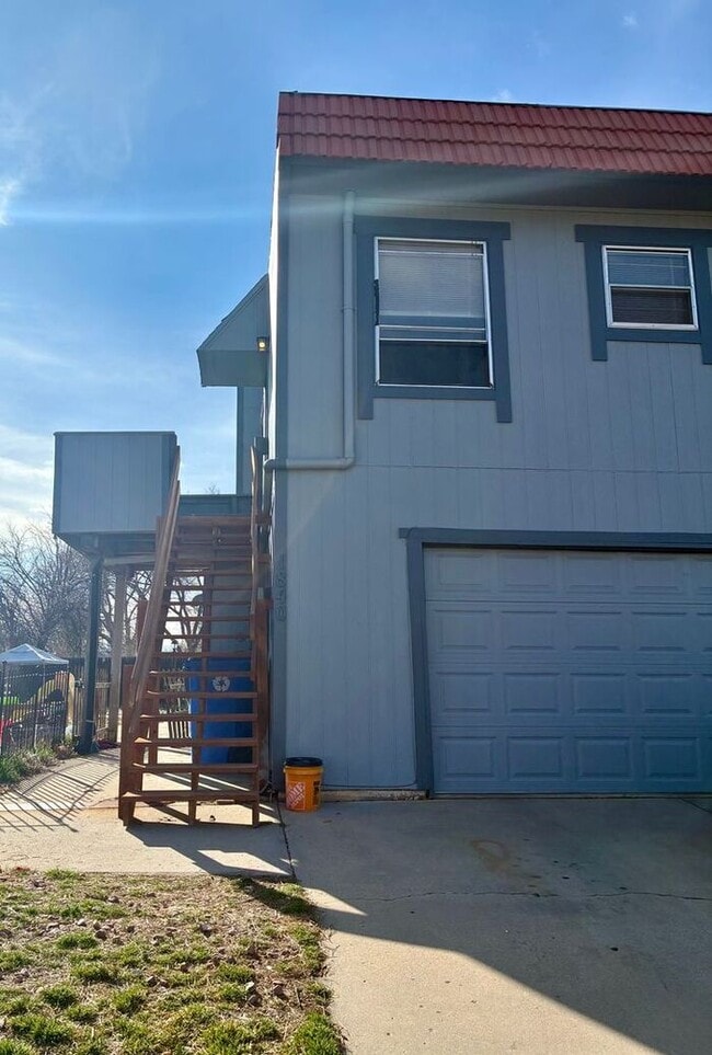 Building Photo - Spacious 2 bed 1.5 Bath Apartment with 1 Garage Space