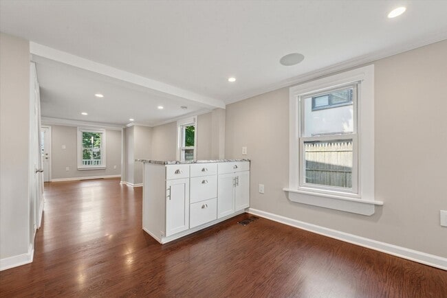 Foto del edificio - Recently Renovated 2 Bed 1 Bath Twin in We...
