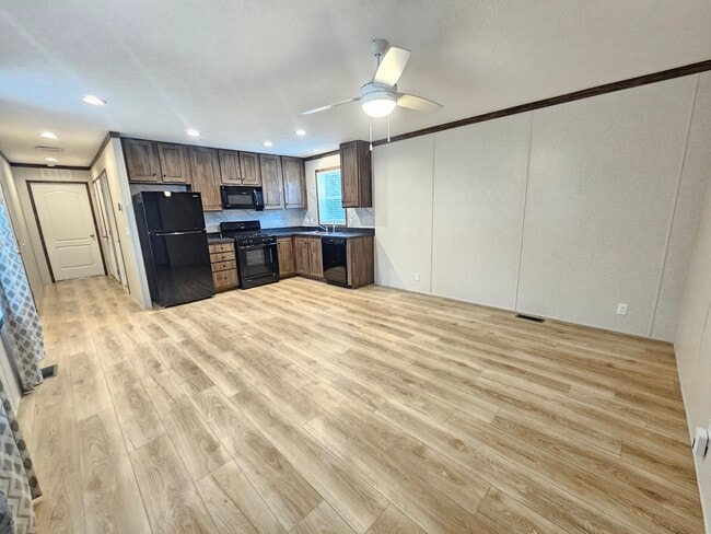 Building Photo - 46000 Geddes Rd