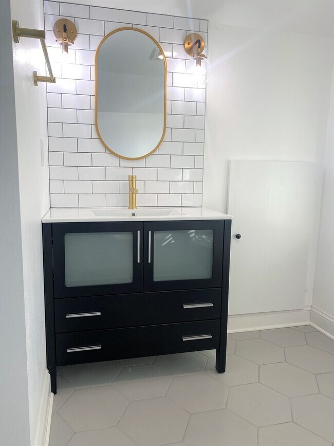 Baño principal - 2320 N 69th St