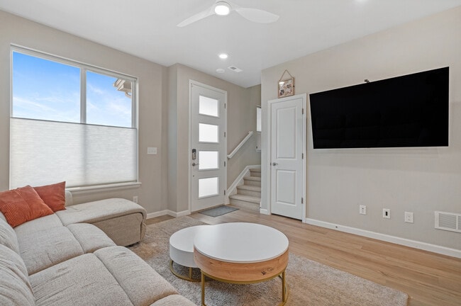 Foto del edificio - 1837 S Poplar Ct