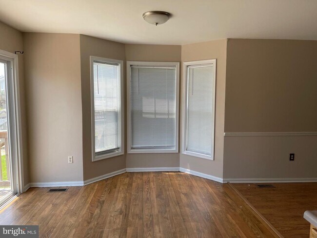 Building Photo - 33 Versailles Ct
