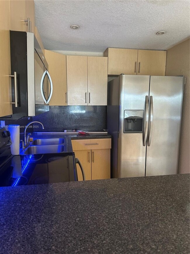 Foto del edificio - 6095 W 19th Ave