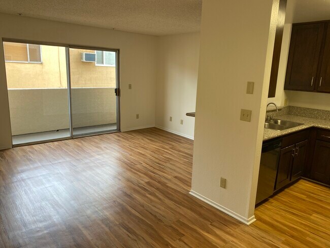 Building Photo - 7601 N Hollywood Way