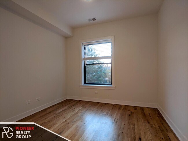 Foto del edificio - 2211 W Eastwood Ave