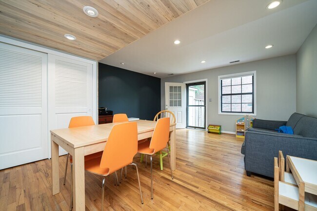 Building Photo - Fabulous 2 BD Carrboro Townhouse in White Oak Community!