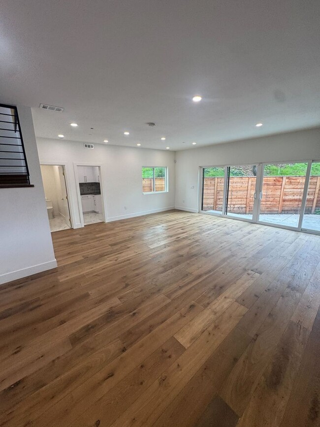 Building Photo - Bright & Spacious 4-Bedroom Home in Oakland!