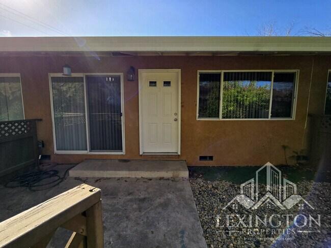 Building Photo - Beautifully Updated, 2BD/1BA, Condo availa...