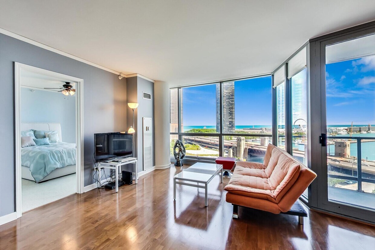 Foto principal - 420 E Waterside Dr