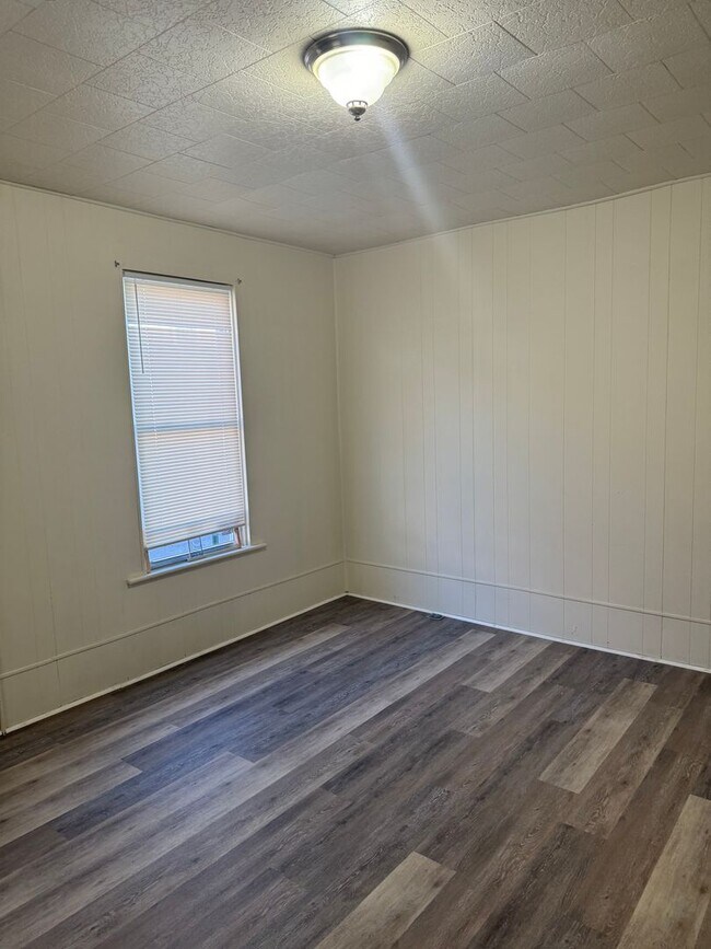 Foto del edificio - 3 bedroom, 1 bath, 3 story half double house