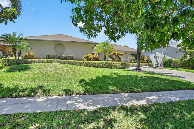 Building Photo - 6385 Hollandaire Dr E
