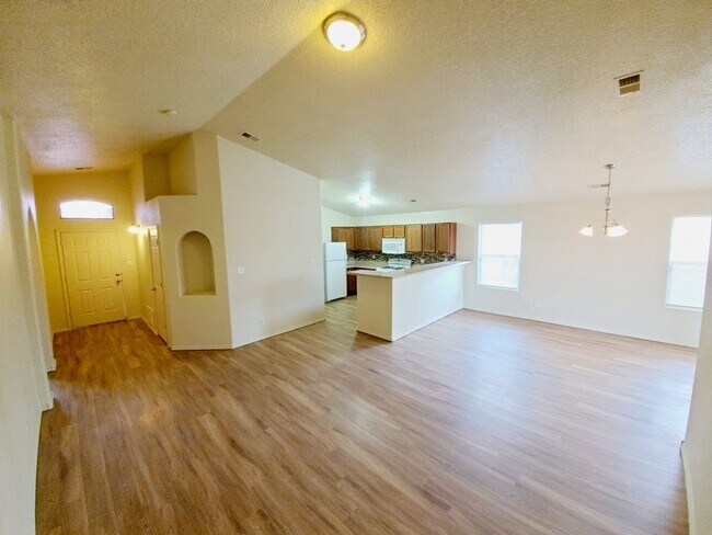 Foto del edificio - 3 bed 2 bath home in Huning Ranch.