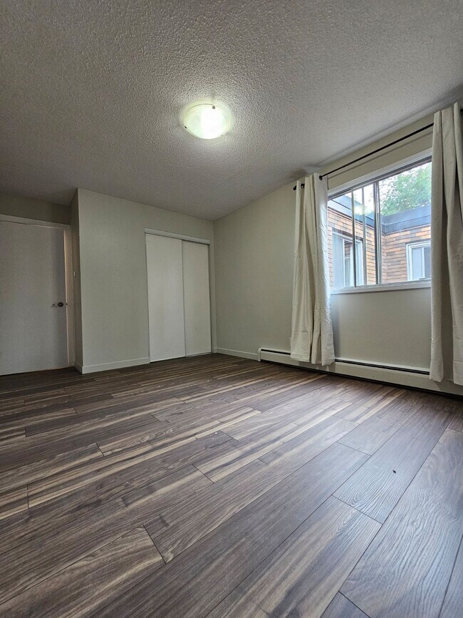 Photo du bâtiment - 12403 Lansdowne Dr NW