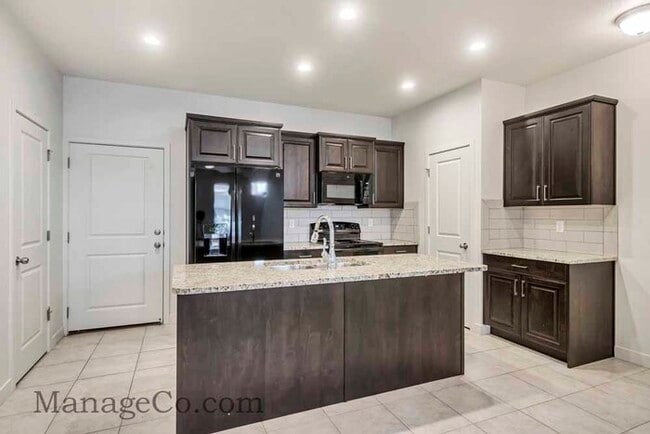 Building Photo - Comfortable New Townhouse