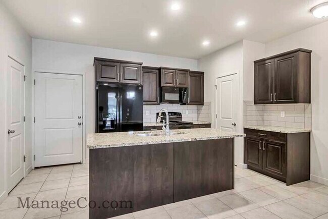 Foto del edificio - Comfortable New Townhouse