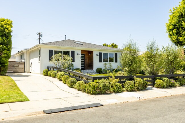 Building Photo - 6334 W 80th Pl