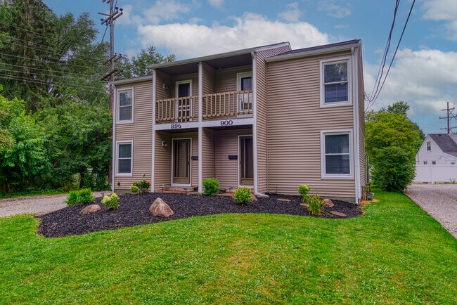 Building Photo - 896 Hudson Rd