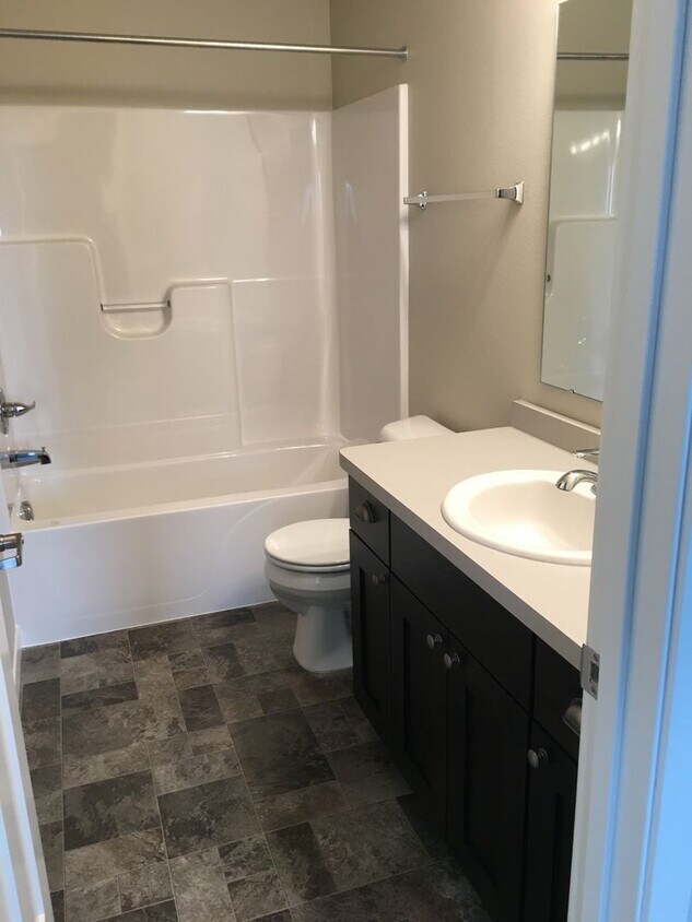 Building Photo - 4 Bed 3 Bath Single Family Home