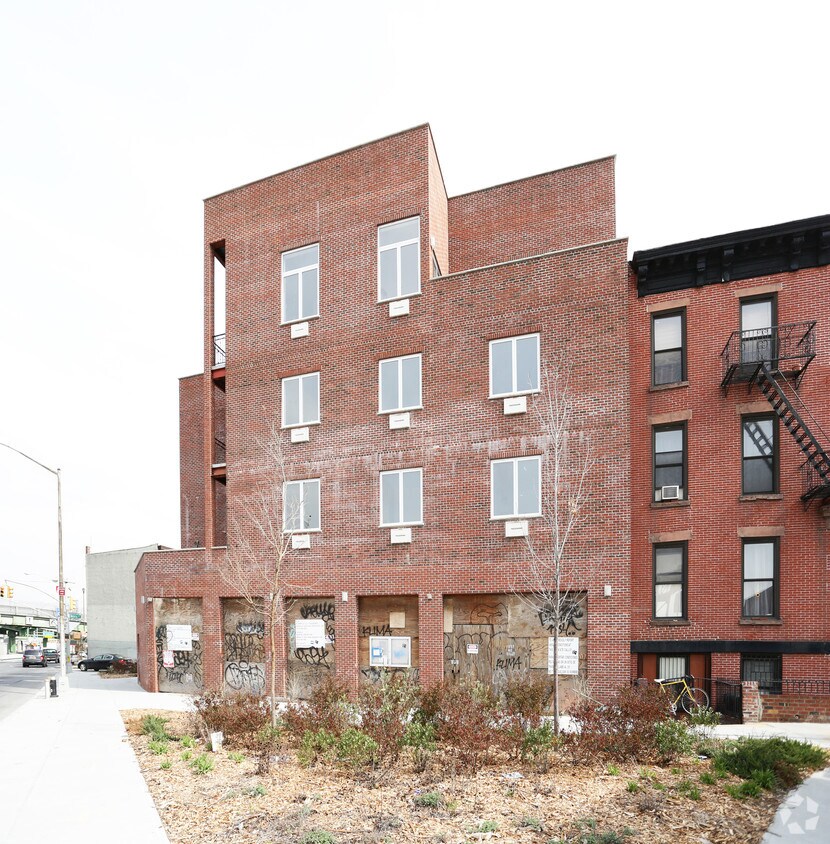 Foto principal - 671 Henry St