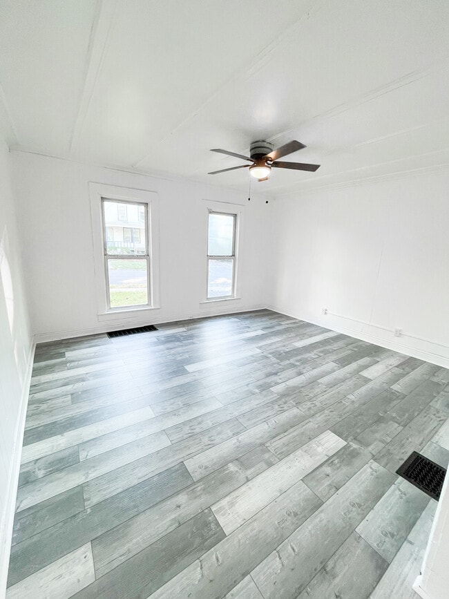 Building Photo - 512 Stone St