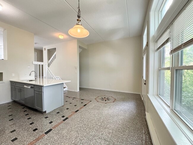 Building Photo - 48 Ellingwood St