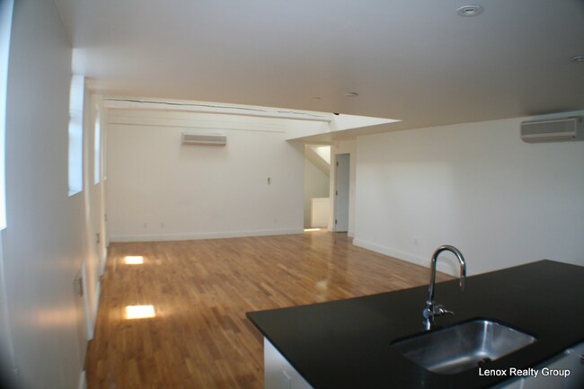 Building Photo - 555 Roosevelt Ave