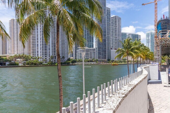 Foto del edificio - 335 S Biscayne Blvd