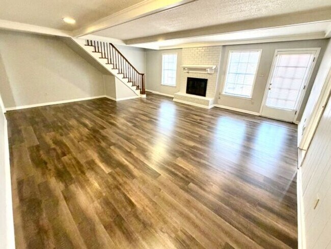 Building Photo - Spacious Home In Countrywood-4 Bedrooms 2827 SF